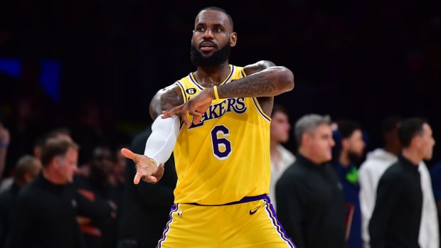LeBron celebra triunfo de Lakers